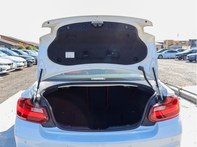 2シリーズ 220iクーペ Mスポーツ 赤本革 ドライビングアシスト HDDナビ Bカメラ コーナーセンサー キセノンヘッドライト スマートキー クルーズコントロール ミラーETC プッシュエンジンスタート シートヒーター MスポーツAW(61枚目)