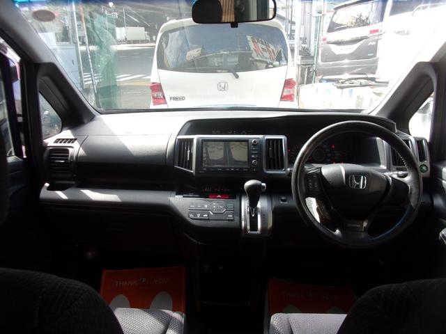 ステップワゴンスパーダ Ｚ　１オーナー　禁煙車　ナビ　地デジ　後席フリップダウン　マルチビューカメラ　ステアリングリモコン　ＥＴＣ　スマートキー　両側パワースライド　オートライト　ディスチャージ　フォグ　純正ＬＥＤデイライト（8枚目）