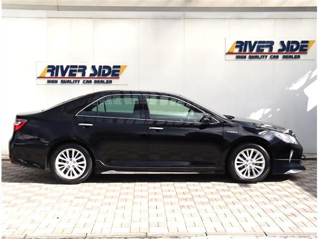 カムリ ハイブリッド　レザーパッケージ　モデリスタエアロ　クルーズコントロール　ＨＩＤライト　黒革パワーシート純正ＳＤナビ　フルセグ　バックカメラ　Ｂｌｕｅｔｏｏｔｈ　ブルーレイ再生　ワイヤレス充電　ＥＴＣ　１７ＡＷ（5枚目）