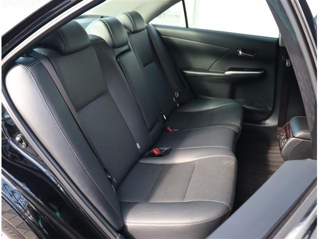 カムリ ハイブリッド　レザーパッケージ　モデリスタエアロ　クルーズコントロール　ＨＩＤライト　黒革パワーシート純正ＳＤナビ　フルセグ　バックカメラ　Ｂｌｕｅｔｏｏｔｈ　ブルーレイ再生　ワイヤレス充電　ＥＴＣ　１７ＡＷ（9枚目）