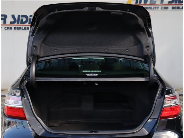 カムリ ハイブリッド　レザーパッケージ　モデリスタエアロ　クルーズコントロール　ＨＩＤライト　黒革パワーシート純正ＳＤナビ　フルセグ　バックカメラ　Ｂｌｕｅｔｏｏｔｈ　ブルーレイ再生　ワイヤレス充電　ＥＴＣ　１７ＡＷ（10枚目）