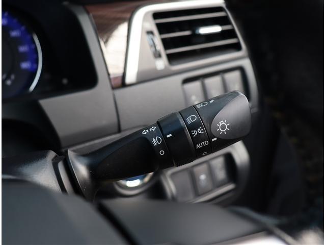 カムリ ハイブリッド　レザーパッケージ　モデリスタエアロ　クルーズコントロール　ＨＩＤライト　黒革パワーシート純正ＳＤナビ　フルセグ　バックカメラ　Ｂｌｕｅｔｏｏｔｈ　ブルーレイ再生　ワイヤレス充電　ＥＴＣ　１７ＡＷ（19枚目）