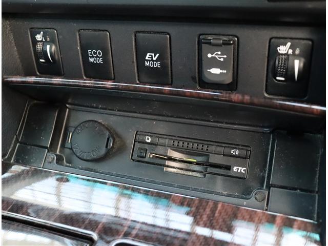 カムリ ハイブリッド　レザーパッケージ　モデリスタエアロ　クルーズコントロール　ＨＩＤライト　黒革パワーシート純正ＳＤナビ　フルセグ　バックカメラ　Ｂｌｕｅｔｏｏｔｈ　ブルーレイ再生　ワイヤレス充電　ＥＴＣ　１７ＡＷ（21枚目）