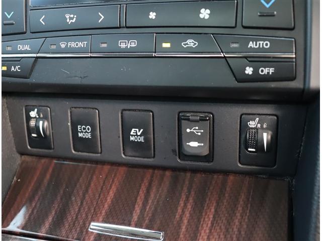 カムリ ハイブリッド　レザーパッケージ　モデリスタエアロ　クルーズコントロール　ＨＩＤライト　黒革パワーシート純正ＳＤナビ　フルセグ　バックカメラ　Ｂｌｕｅｔｏｏｔｈ　ブルーレイ再生　ワイヤレス充電　ＥＴＣ　１７ＡＷ（22枚目）