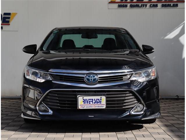 カムリ ハイブリッド　レザーパッケージ　モデリスタエアロ　クルーズコントロール　ＨＩＤライト　黒革パワーシート純正ＳＤナビ　フルセグ　バックカメラ　Ｂｌｕｅｔｏｏｔｈ　ブルーレイ再生　ワイヤレス充電　ＥＴＣ　１７ＡＷ（29枚目）