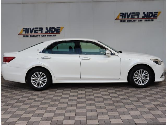 クラウンハイブリッド ロイヤルサルーン メモリーナビ フルセグ バックカメラ 衝突軽減ブレーキ シートヒーター パワーシート スマートキー クルコン ETC ステリモ ステアリングヒーター ブルーレイ再生 トランクイージークローザー(5枚目)