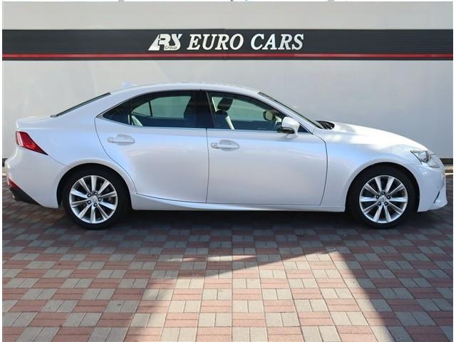 ＩＳ ＩＳ２００ｔ　メモリーナビ　フルセグ　バックカメラ　ＥＴＣ　ＨＩＤ　ハーフレザーシート　パワーシート　スマートキー　プッシュスタート　プリクラッシュセーフティ　クルコン　コーナーセンサー（2枚目）