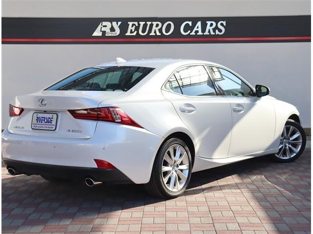 ＩＳ ＩＳ２００ｔ　メモリーナビ　フルセグ　バックカメラ　ＥＴＣ　ＨＩＤ　ハーフレザーシート　パワーシート　スマートキー　プッシュスタート　プリクラッシュセーフティ　クルコン　コーナーセンサー（6枚目）