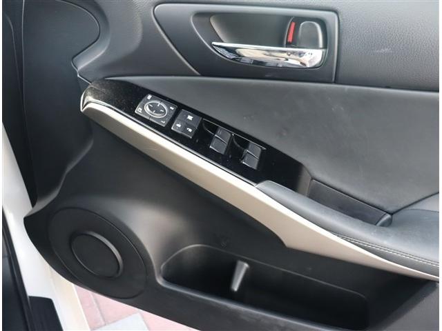 ＩＳ ＩＳ２００ｔ　メモリーナビ　フルセグ　バックカメラ　ＥＴＣ　ＨＩＤ　ハーフレザーシート　パワーシート　スマートキー　プッシュスタート　プリクラッシュセーフティ　クルコン　コーナーセンサー（30枚目）