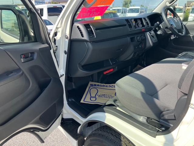 ハイエースバン ロングDX GLパッケージ 走行17キロ!未使用車!デジタルインナーミラー パノラミックビューモニター ダブルエアコン&リアヒーター 両側&バックドアイージークローザー付6速オートマフル装備(6枚目)