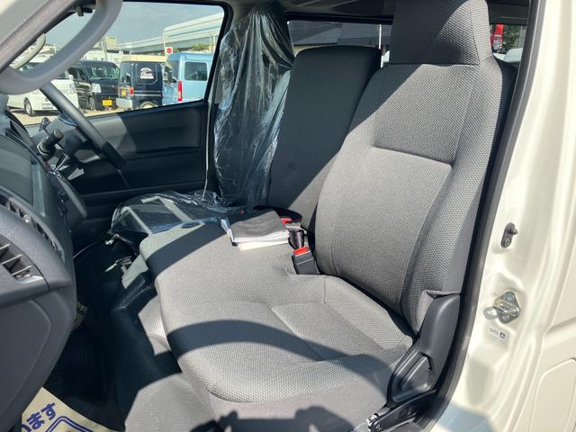 ハイエースバン ロングDX GLパッケージ 走行17キロ!未使用車!デジタルインナーミラー パノラミックビューモニター ダブルエアコン&リアヒーター 両側&バックドアイージークローザー付6速オートマフル装備(7枚目)