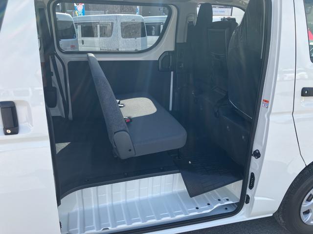 ハイエースバン ロングDX GLパッケージ 走行17キロ!未使用車!デジタルインナーミラー パノラミックビューモニター ダブルエアコン&リアヒーター 両側&バックドアイージークローザー付6速オートマフル装備(8枚目)