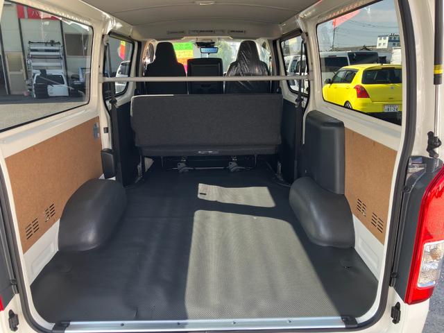 ハイエースバン ロングDX GLパッケージ 走行17キロ!未使用車!デジタルインナーミラー パノラミックビューモニター ダブルエアコン&リアヒーター 両側&バックドアイージークローザー付6速オートマフル装備(10枚目)