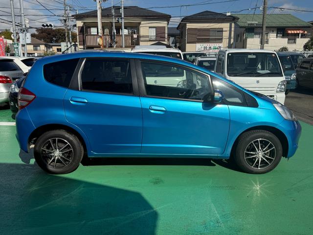 フィット G 走行13473km・車検9年2月28日・Fパッケージ・ストラーダHDDナビ(4枚目)