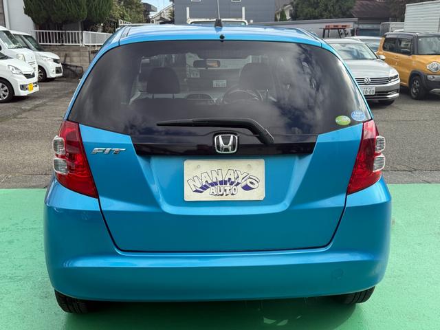 フィット G 走行13473km・車検9年2月28日・Fパッケージ・ストラーダHDDナビ(5枚目)