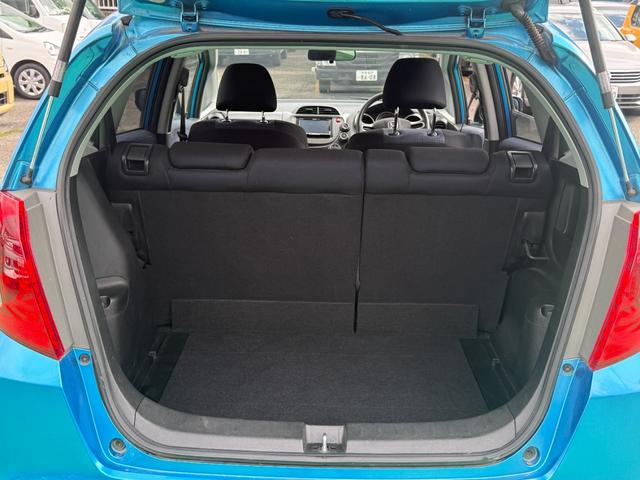 フィット G 走行13473km・車検9年2月28日・Fパッケージ・ストラーダHDDナビ(6枚目)