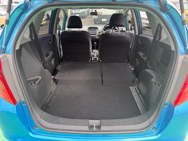 フィット G 走行13473km・車検9年2月28日・Fパッケージ・ストラーダHDDナビ(7枚目)