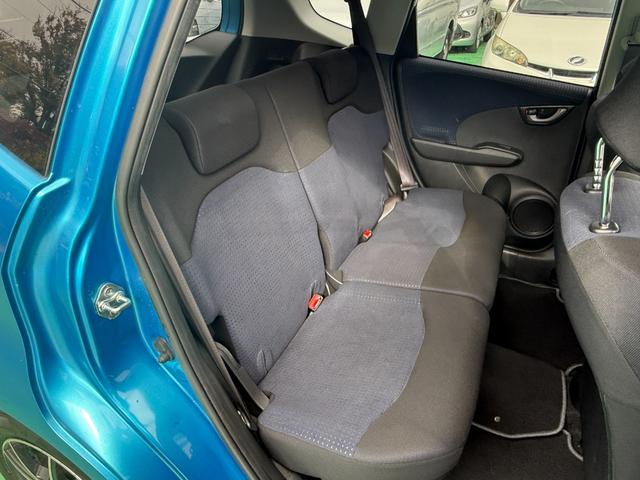 フィット G 走行13473km・車検9年2月28日・Fパッケージ・ストラーダHDDナビ(8枚目)