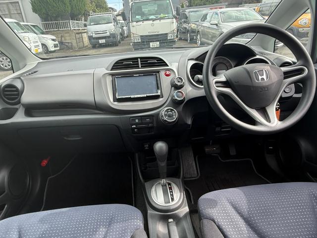 フィット G 走行13473km・車検9年2月28日・Fパッケージ・ストラーダHDDナビ(9枚目)