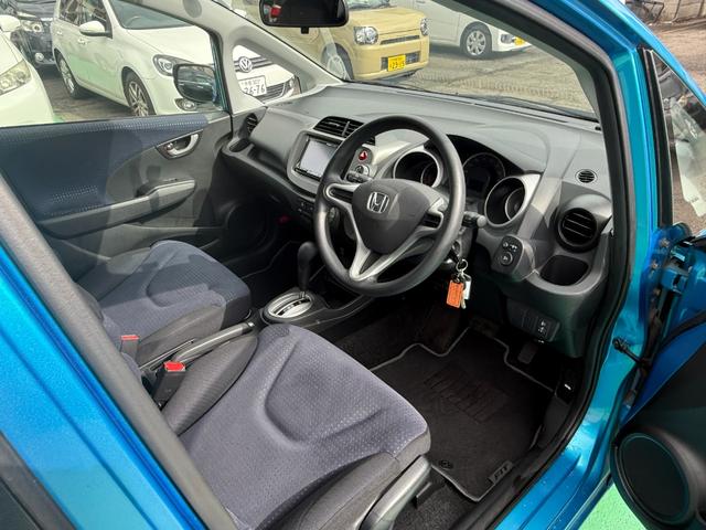 フィット G 走行13473km・車検9年2月28日・Fパッケージ・ストラーダHDDナビ(10枚目)