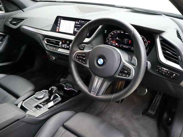 1シリーズ M135i xDrive MプラスPKG・ヘッドアップディスプレイ・Mスポーツシート・Mシートベルト・18インチAW・ACC・Appleカープレイ(3枚目)