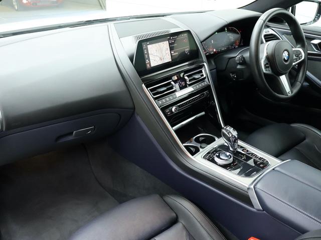 8シリーズ 840d xDriveクーペ ナイトブルーバイカラーレザー・20インチAW・harmankardon・ヘッドアップディスプレイ・BMWレーザーライト全方位カメラ(29枚目)