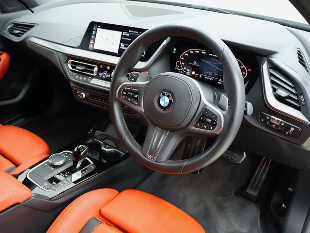 1シリーズ M135i xDrive MプラスPKG・サンルーフ・Mパフォーマンストランクスポイラー・マグマレッドレザー・18インチAW・ACC(3枚目)