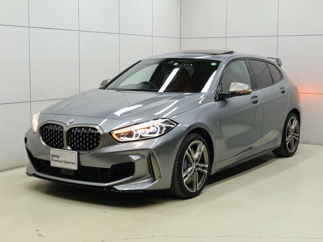 1シリーズ M135i xDrive MプラスPKG・サンルーフ・Mパフォーマンストランクスポイラー・マグマレッドレザー・18インチAW・ACC(6枚目)