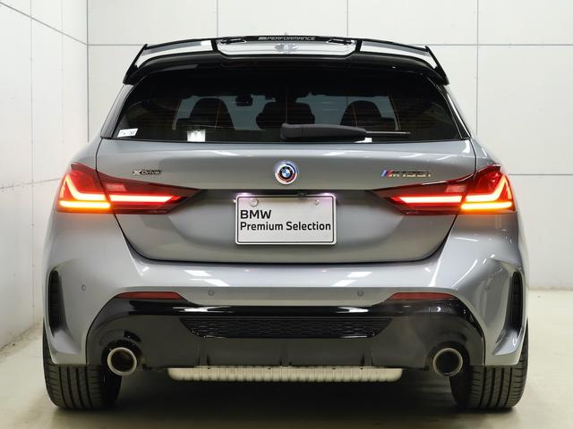 1シリーズ M135i xDrive MプラスPKG・サンルーフ・Mパフォーマンストランクスポイラー・マグマレッドレザー・18インチAW・ACC(10枚目)