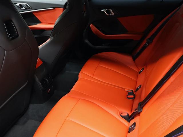 1シリーズ M135i xDrive MプラスPKG・サンルーフ・Mパフォーマンストランクスポイラー・マグマレッドレザー・18インチAW・ACC(35枚目)