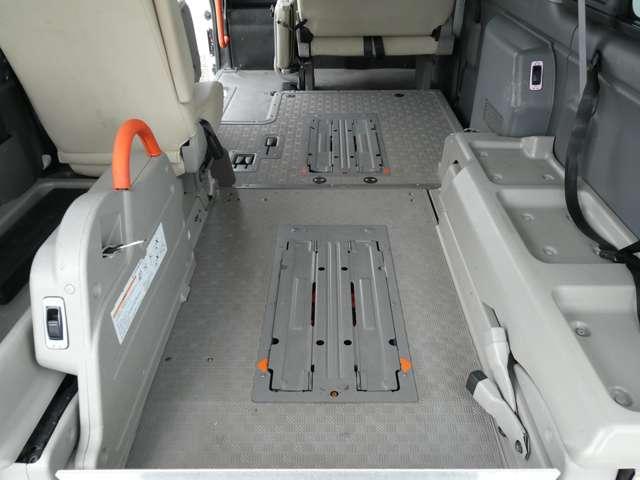 NV350キャラバンバン 2.5 チェアキャブ 車いす2名仕様 電動リフター車・社外ナビ・全周囲カメラ(4枚目)