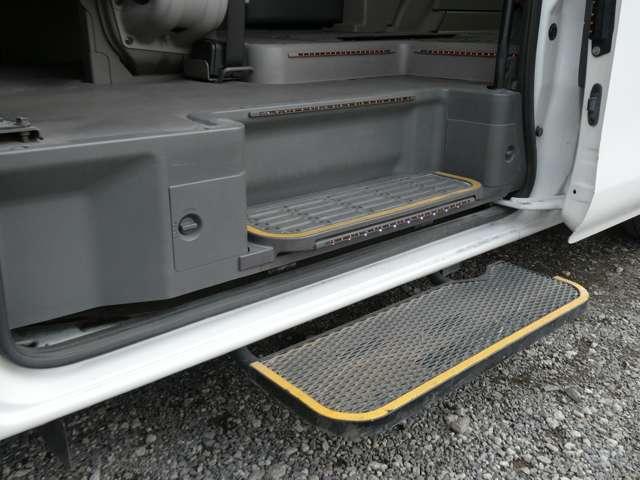 NV350キャラバンバン 2.5 チェアキャブ 車いす2名仕様 電動リフター車・社外ナビ・全周囲カメラ(5枚目)