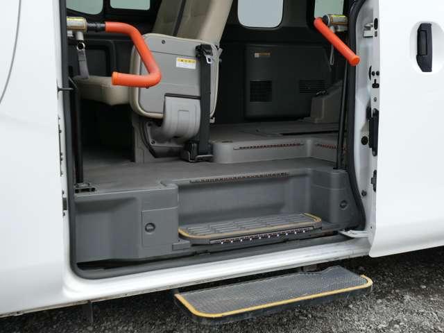 NV350キャラバンバン 2.5 チェアキャブ 車いす2名仕様 電動リフター車・社外ナビ・全周囲カメラ(6枚目)