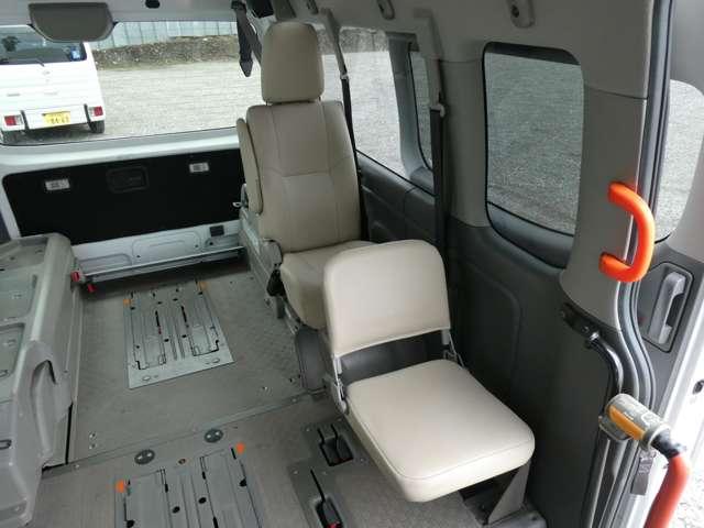 NV350キャラバンバン 2.5 チェアキャブ 車いす2名仕様 電動リフター車・社外ナビ・全周囲カメラ(18枚目)