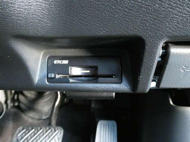 純正ＥＴＣ２．０付　料金所もスムーズに通れ、割引料金の適用もあります。ビルトインできれいに収まっており、見た目もスマートです。