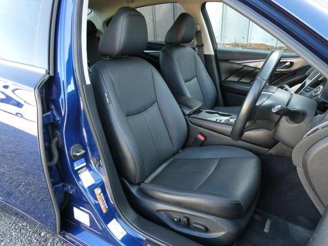 高級感が一目で伝わってくる本革シート。前席にはシートヒーターが付いています。