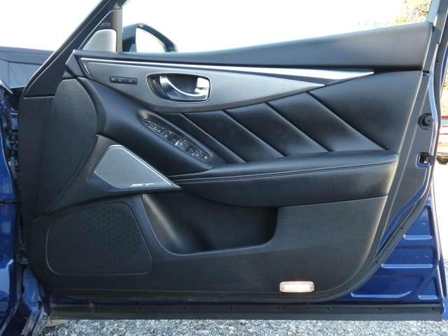 高級感のあるデザインです。シート側の内装と統一感があります。