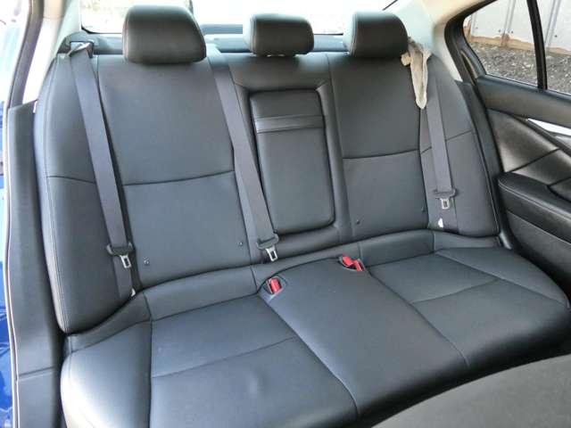 センターアームレスト付きリアシート　頭上・足元スペースにも余裕があります。