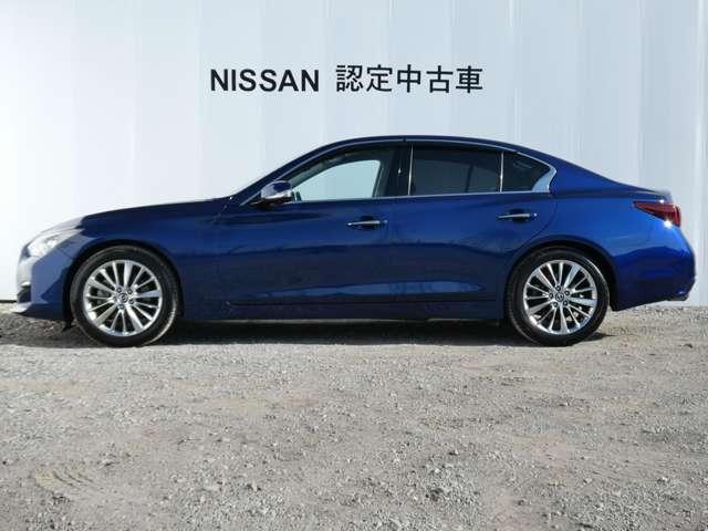 ボディカラーはオーロラフレアブルーパールになります。スポーティーなイメージのこのグレードによく似合う塗色です。