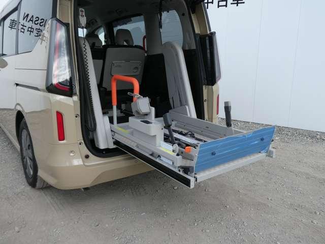 セレナ １．４　ｅ－ＰＯＷＥＲ　ＸＶ　チェアキャブ　リフタータイプ　電動式車いす固定装置・手すりパック（3枚目）