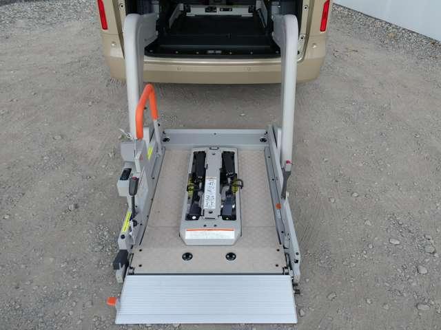 セレナ １．４　ｅ－ＰＯＷＥＲ　ＸＶ　チェアキャブ　リフタータイプ　電動式車いす固定装置・手すりパック（4枚目）