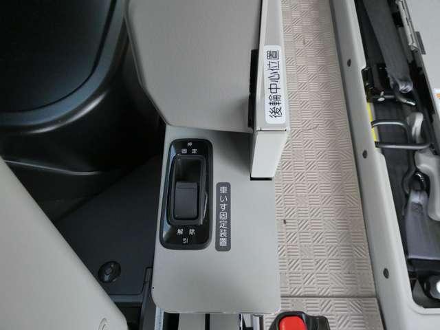 セレナ １．４　ｅ－ＰＯＷＥＲ　ＸＶ　チェアキャブ　リフタータイプ　電動式車いす固定装置・手すりパック（5枚目）