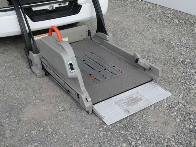 NV350キャラバンバン 2.5 チェアキャブ 車いす2名仕様 電動リフター車・社外ナビ・全周囲カメラ(3枚目)