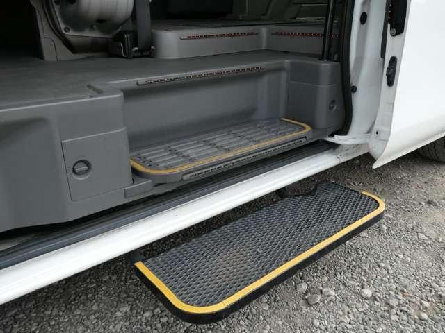NV350キャラバンバン 2.5 チェアキャブ 車いす2名仕様 電動リフター車・社外ナビ・全周囲カメラ(5枚目)