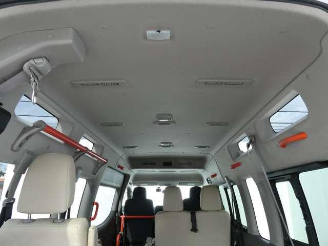 NV350キャラバンバン 2.5 チェアキャブ 車いす2名仕様 電動リフター車・社外ナビ・全周囲カメラ(8枚目)