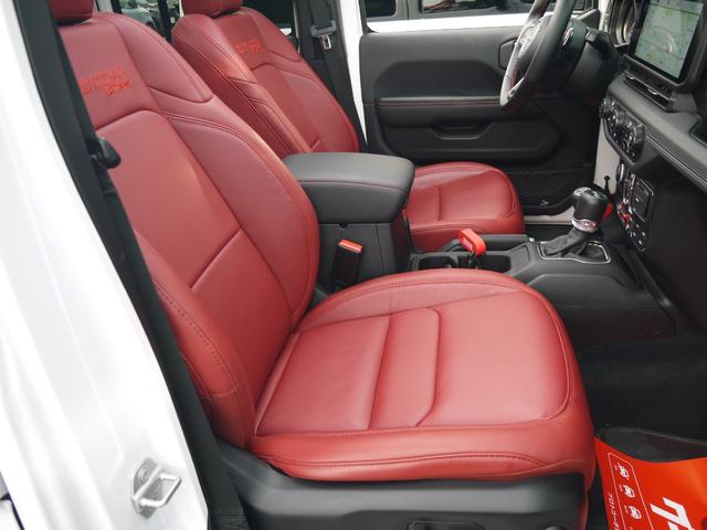 ジープ・ラングラーアンリミテッド ルビコン３９２　２０２４年最終モデル　スカイワンタッチパワートップ　ＷＡＲＮ電動ウインチ　純正可変マフラー　１２．３インチタッチスクリーンディスプレイ　３９２ロゴ入りナッパレザー　３５インチタイヤ　ガラスコーティング（13枚目）