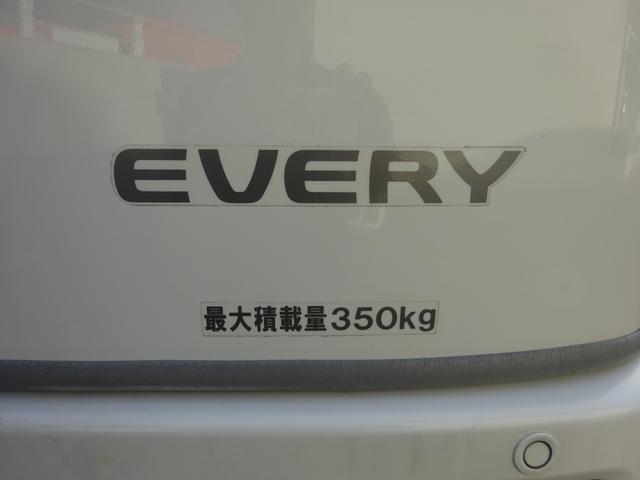 エブリイ ＰＣリミテッド　４ＡＴ　ナビ　キーレス　電動ミラー　パワーウィンドウ　コーナーセンサー　ＥＴＣ　禁煙車　オートライト　Ｂｌｕｅｔｏｏｔｈ　衝突軽減ブレーキ　横滑り防止装置　車線逸脱センサー　キャリア　ＰＶガラス（58枚目）