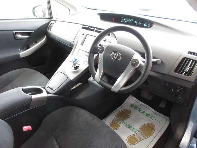 プリウスＰＨＶ Ｓ　ナビフルセグＴＶキット　バックカメラ　前後ドライブレコーダー　禁煙車　スマートキー＆スペア　黒内装　シートヒーター　ＨＩＤライト　Ｂｌｕｅｔｏｏｔｈ　充電ケーブル付属　バイザー（9枚目）