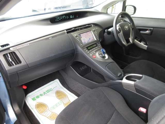 プリウスＰＨＶ Ｓ　ナビフルセグＴＶキット　バックカメラ　前後ドライブレコーダー　禁煙車　スマートキー＆スペア　黒内装　シートヒーター　ＨＩＤライト　Ｂｌｕｅｔｏｏｔｈ　充電ケーブル付属　バイザー（12枚目）