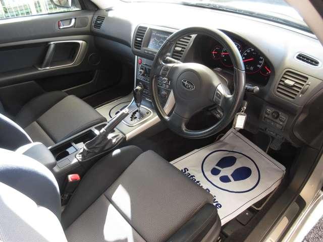 安心・快適にご使用頂けるよう国家整備士による法令にて定められた点検項目の検査を実施！安全の確保が不十分な箇所において調整・交換・補充・修理等の整備を実施。１２・２４ヶ月点検を実施し記録簿を発行致します